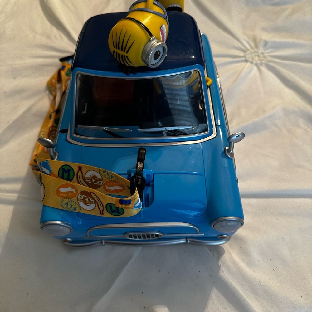 Universal Studio  Minion Figures Popcorn Car with strap. From Despicable Me Movi